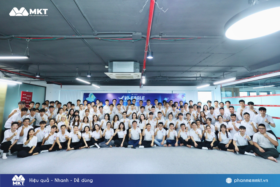 Thành viên Phần mềm MKT checkin trước giờ học Chương trình Vi-Eagle: Khai phá bản thân gắn kết đội ngũ